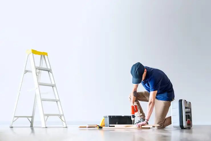 homme renovant sa maison